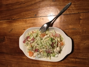 bordje met bleekselderij salade